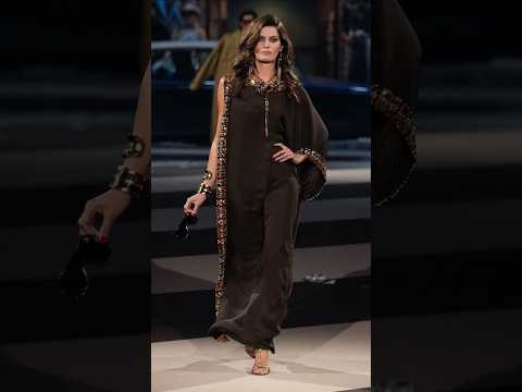 1 of the boldest dress I hav ever seen in runways, catwalk by Isabeli Fontana 4 DSquared2 #dsquared2