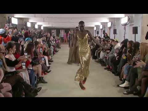 Model CAN'T WALK in high heels at Poster Girl Fall/Winter 2022 Fashion Show (London Fashion Week)