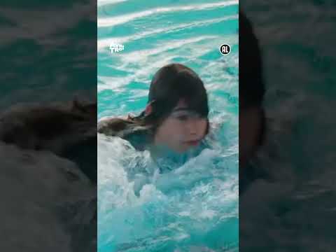 In het water geduwd! 😰 #awkward #brugklas