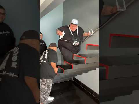 Escaleras flotantes VS media tonelada. BABY FACE BIG&FASHION  #gordo #babyface