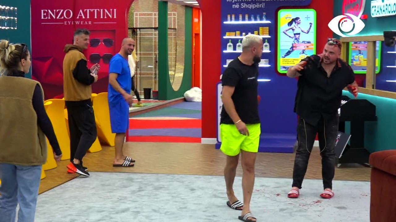 Luizi i hedh sipër salcë domatesh Ronaldos