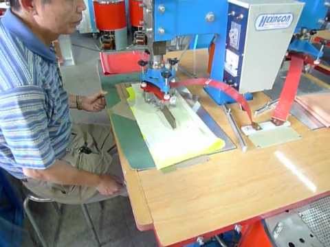 download lagu mp3 mp4 Jas Hujan Boogie, download lagu Jas Hujan Boogie gratis, unduh video klip Jas Hujan Boogie