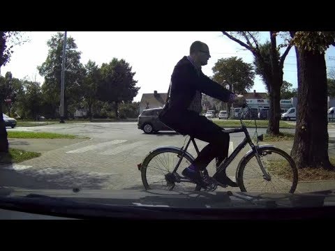 Prezydent Adamowicz na rowerze w drodze do domu.