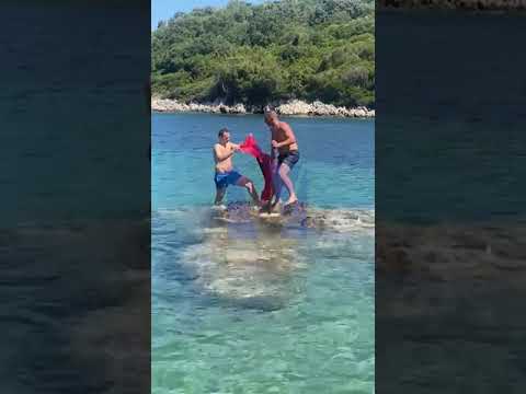 Mergimtari nga Vushtrria vendos flamurin ne Ksamil te Sarandes