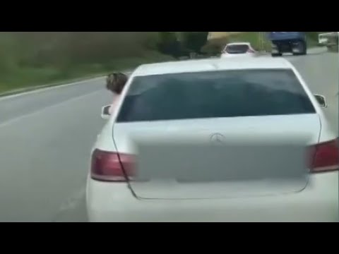 Papërgjegjësia e shoferit, fëmija rrezikon jetën – del në dritare gjatë ngasjes