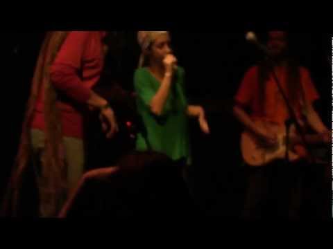 Οne drop forward meet Sistah Jammaroots & The Oscillators