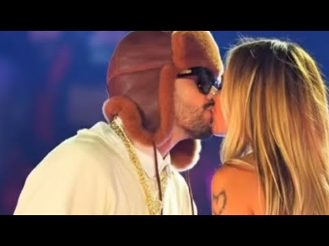 AHORA ME LLAMA - KAROL G & BAD BUNNY ( FULL PERFORMANCE VIDEO EN MEDELLIN)