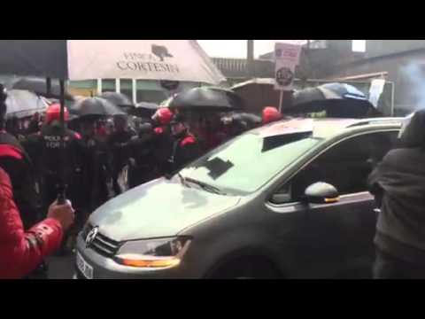 Parnham, increpado por trabajadores de TRW y escoltado por Policía Foral