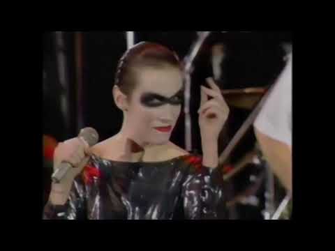 David Bowie with Annie Lennox and Queen - Under pressure (live at Wembley Stadium in London)