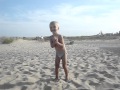 Танцующий мальчик на пляже 