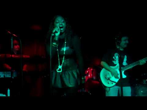 A lil' bit more of the rude gyal Izzy w/ UmoVerde @ SONIDO!