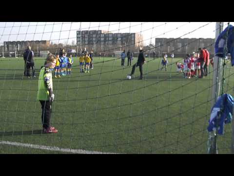 De keepers staan weer klaar op de lijn (?) voor de penalty's.