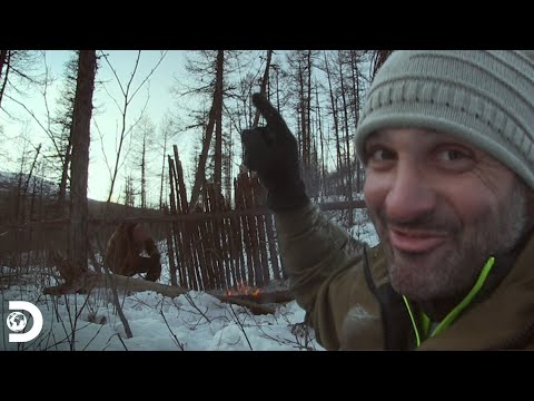 Ed improvisa primitivo refugio en los congelados bosques siberianos | Sin Fronteras con Ed Stafford