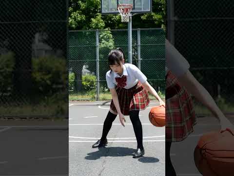 制服姿の女子高生がドリブルをしている