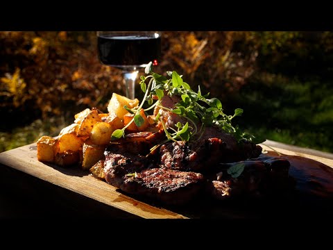 Grillad dovhjort och tärnad potatis med rödvinssås