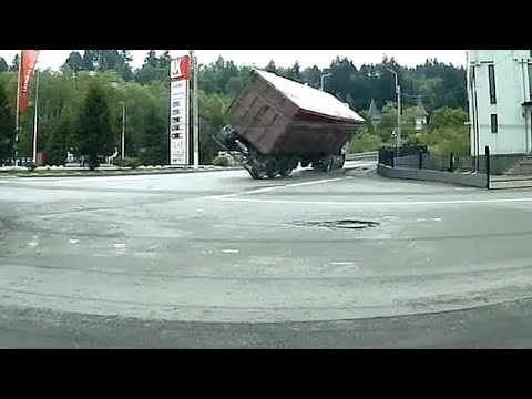 Momentul LIVE al accidentului grav de la Vatra Dornei, unde un TIR s-a răsturnat într-o intersecție