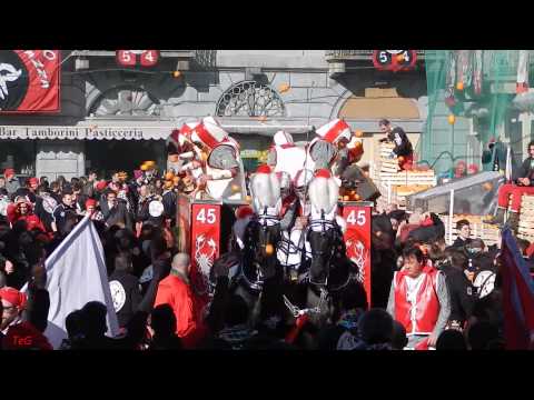 Battaglia arance Scorpioni del Tiranno in piazza città  - Carnevale Ivrea 2015