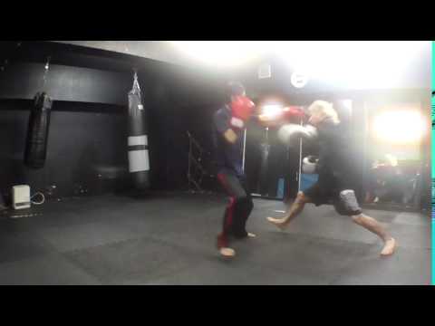 ジャブのカウンターストレート　　サウスポーvsオーソドックス　夜の新宿ダイエットキックボクシングジム