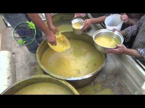 توزيع وجبات طعام في حرستا في ريف دمشق من قبل المكتب الإغاثي الموحد في الغوطة الشرقية