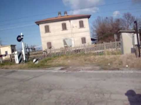 ALn 663 + Ln 880 FER al passaggio a livello di via Canalazzo a Ravenna