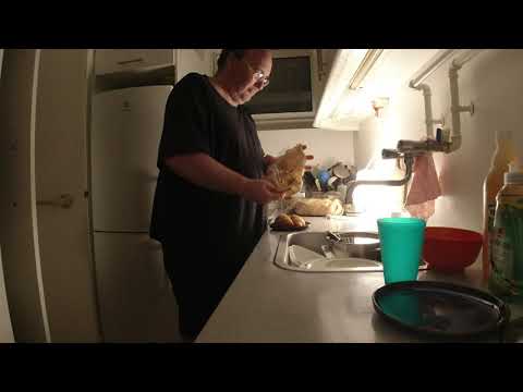 MongoTV_7283 - KLOKKEN DEN ER 5 MORGEN OG REGNINGER ER NOK BETALT - SPISER 2 WINERBRØD