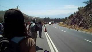 preview picture of video 'Gaby saluda a los autos en la Carretera - Caminata de Los Andes 2009'