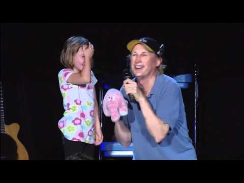 Kassandra bekommt von Otto einen Ottifanten