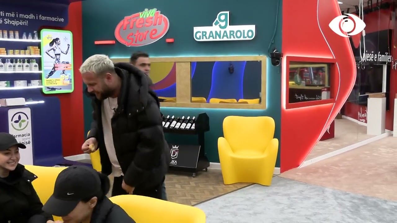 Luizi i tregon vajzave për puthjen e Amosit dhe Deas