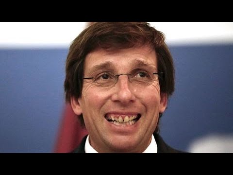 El alcalde de Madrid "jugando" al rugby, José Luis Martínez - Almeida Navasqüés (PP).