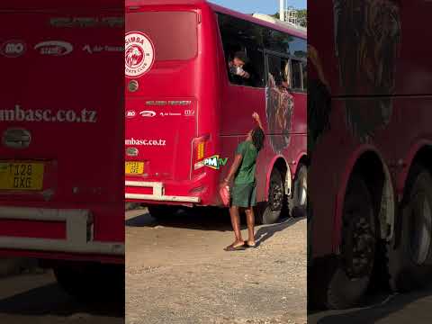 SELEMAN MWALIMU AKISALIMIANA NA WACHEZAJI WA SIMBA/RUSHINE AMUONESHA KIDEVU.