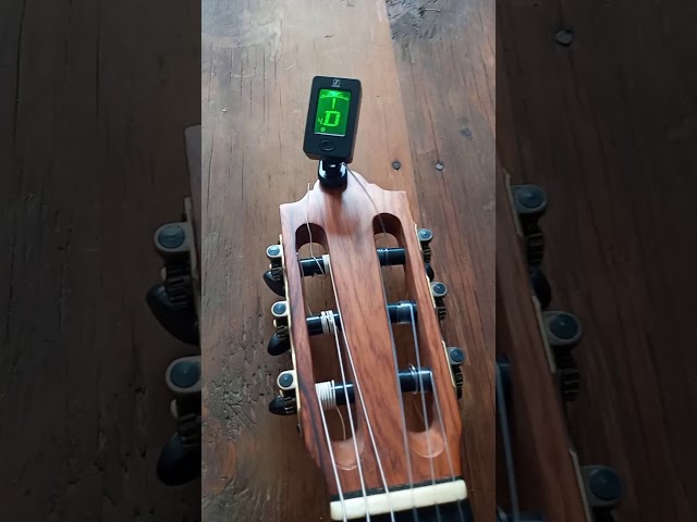 Vídeo relacionado con Guitarra acústica Moukey de 96 cm para principiantes, niños, jóvenes y adultos, con cutaway, kit con póster de acordes, funda, afinador, púas, cuerdas de nailon, cejilla y correa - Natural