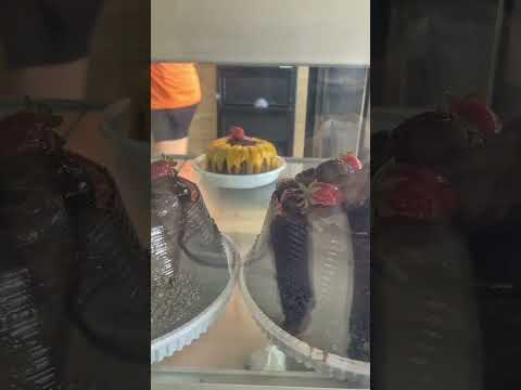 Bolos por R$10 😱 Qual você compraria? #Shorts