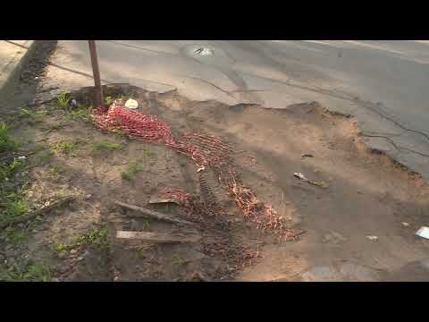 Reclamo por un socavón frente a la Escuela Avellaneda de Santa Fe