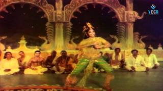 Aadave Andaala Surabhaamini Video Song - Yamagola
