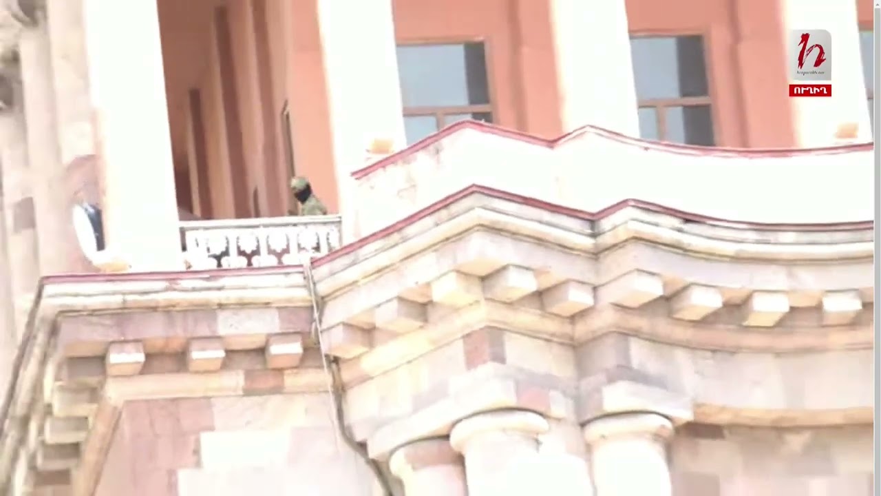 Դիպուկահարներ`կառավարության շենքի տանիքում