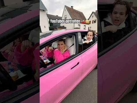 Kleine Kinder im pinken Tesla 🚗😳 #canselguel #shorts