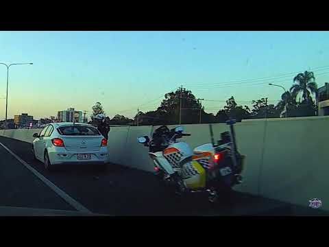 Bad Brisbane Drivers - 2017 #9.1 Dancing Cop!