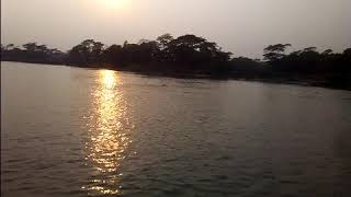 preview picture of video 'পারাবত ১৫ তে বসে দেখা, শেষ বিকেলে মাদারীপুরের নদীর পাড়ের দৃশ্য।'