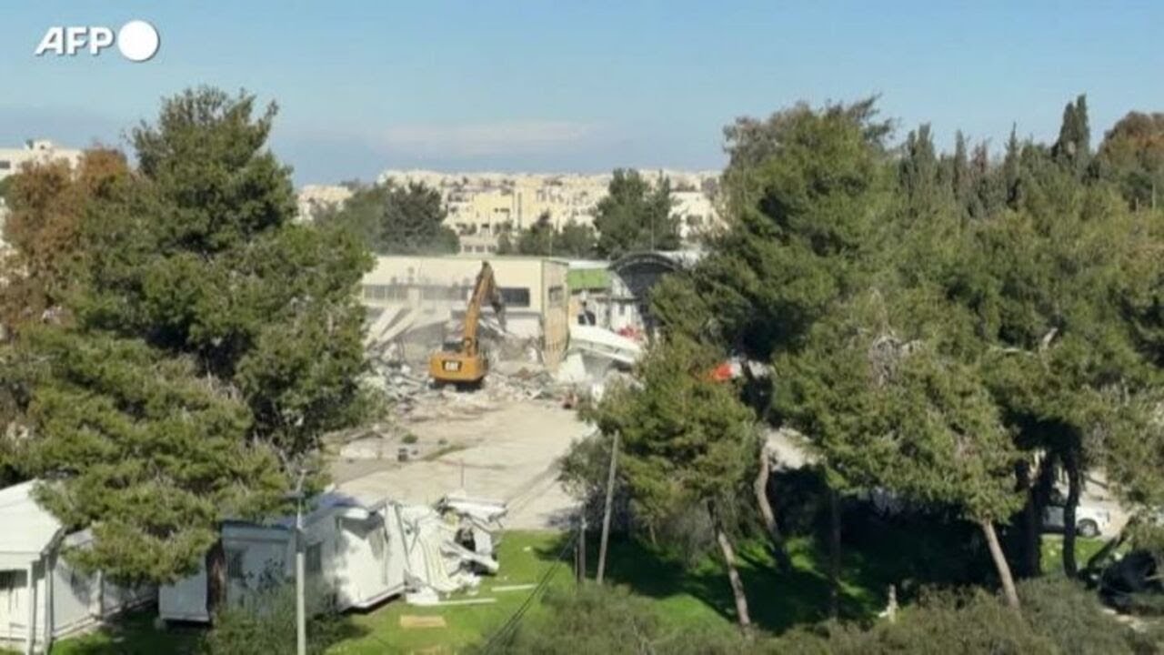 Bulldozer israeliani demoliscono l'edificio dell'UNRWA a Gerusalemme Est
