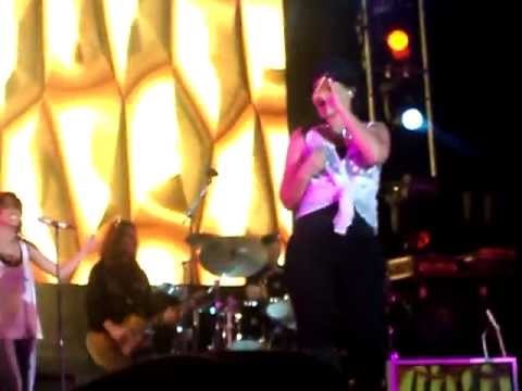 Nelly Furtado - Promiscuous ft. Saukrates (Live Delta Tejo 2011, Lisbon)