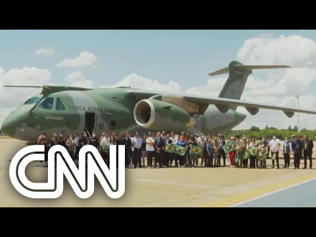 Avião com brasileiros e familiares que deixaram a Ucrânia pousa em Brasília | LIVE CNN