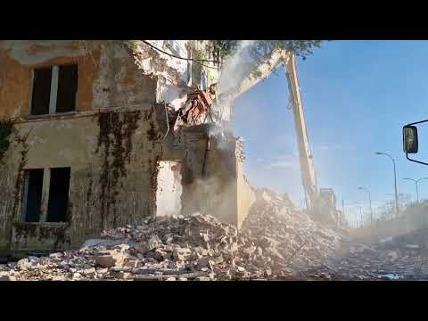 DEMOLIZIONE CASERMA MONTE PASUBIO CERVIGNANO DICEMBRE 2023 TRANS GHIAIA CATERPILLAR 345 DEMOLITON