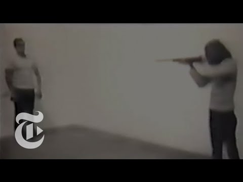 Chris Burden [Κρις Μπέρντεν], Shoot [Πυροβολισμός], 19 Νοεμβρίου 1971, F Space, Σάντα Άνα Καλιφόρνιας. Στην εμβληματικότερη ίσως σαδομαζοχιστική επιτέλεση της δεκαετίας, ο καλλιτέχνης ζήτησε από φίλο του να τον πυροβολήσει στο αριστερό μπράτσο, καταγγέλλοντας τη βία του πολέμου στο Βιετνάμ και δοκιμάζοντας την ανοχή των παρευρισκομένων απέναντι στον τραυματισμό του.