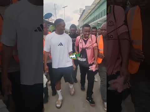 Diara na Ally Kamwe wakiwa na kibegi cha fedha zilizochangwa na Mashabiki.