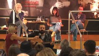 Omar Pedrini canta Sole Spento a Milano per il lancio di Cane Sciolto