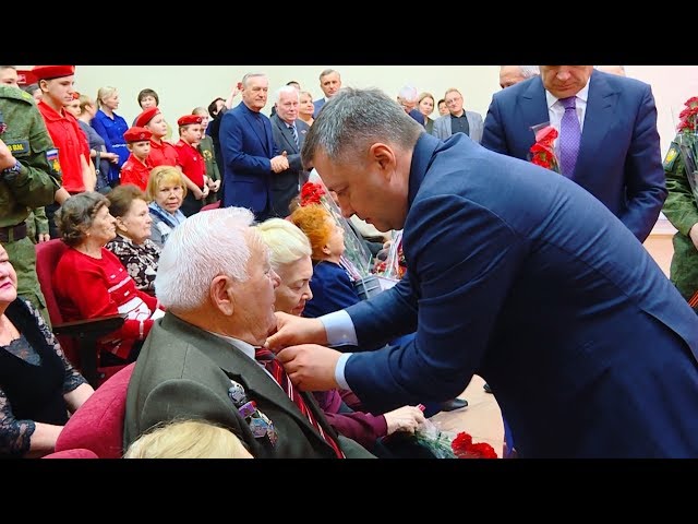 Игорь Кобзев вручил медали ангарским ветеранам