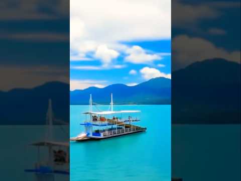 El Lago de Coatepeque  en el Congo Santa Ana El Salvador 1 vez al año se pone color turquesa