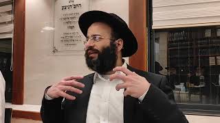 איך נעשים הגורם המאחד במשפחה בין החברים ובקהילה? (הרב אלחנן משה נחמנסון) - התמונה מוצגת ישירות מתוך אתר האינטרנט יוטיוב. זכויות היוצרים בתמונה שייכות ליוצרה. קישור קרדיט למקור התוכן נמצא בתוך דף הסרטון