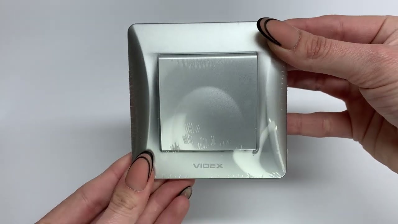 Розетка одинарная с/з и защитной крышкой VIDEX Binera серебряный шёлк (VF-BNSK1GС-SS)