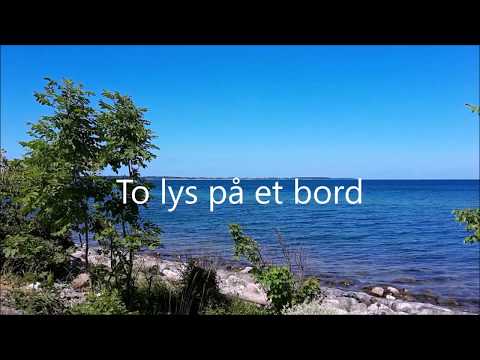 To lys på et bord